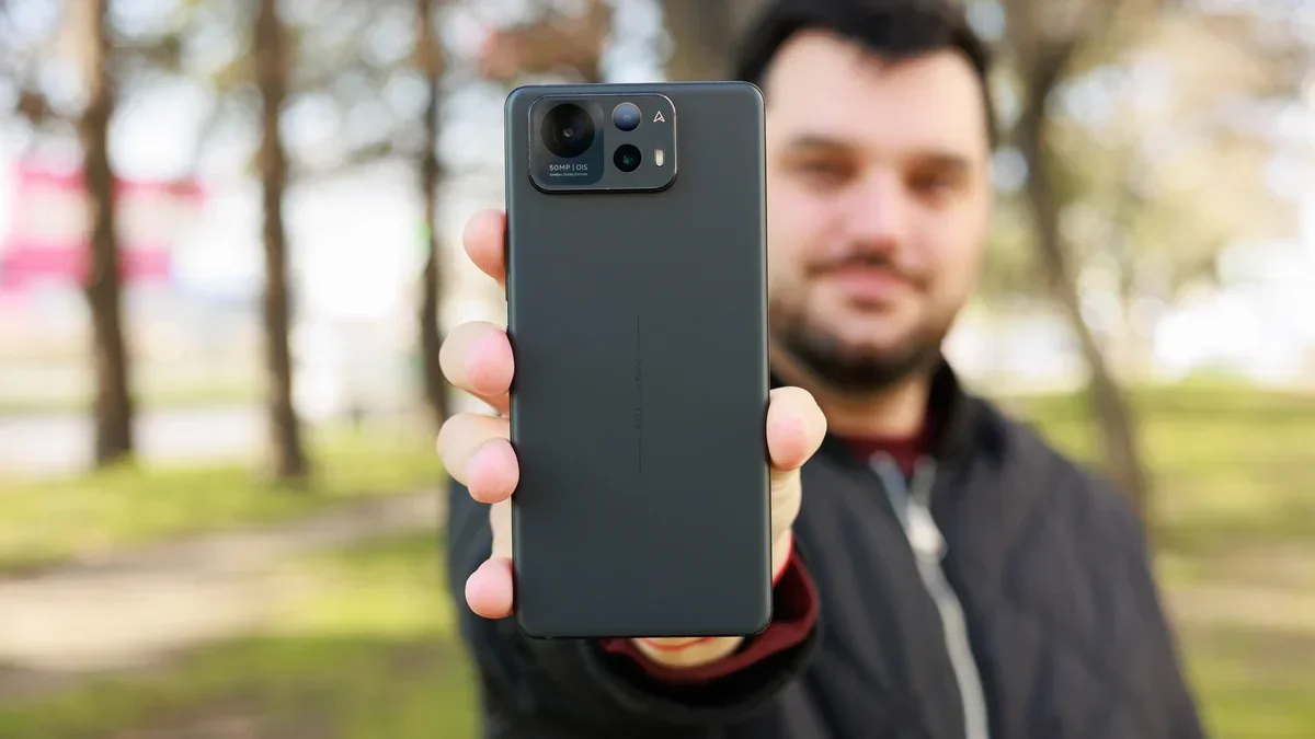 A photo of a person holding the Zenfone 12 Ultra in Black. 