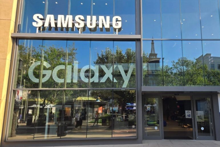 Samsung Experience Store The Americana at Brand