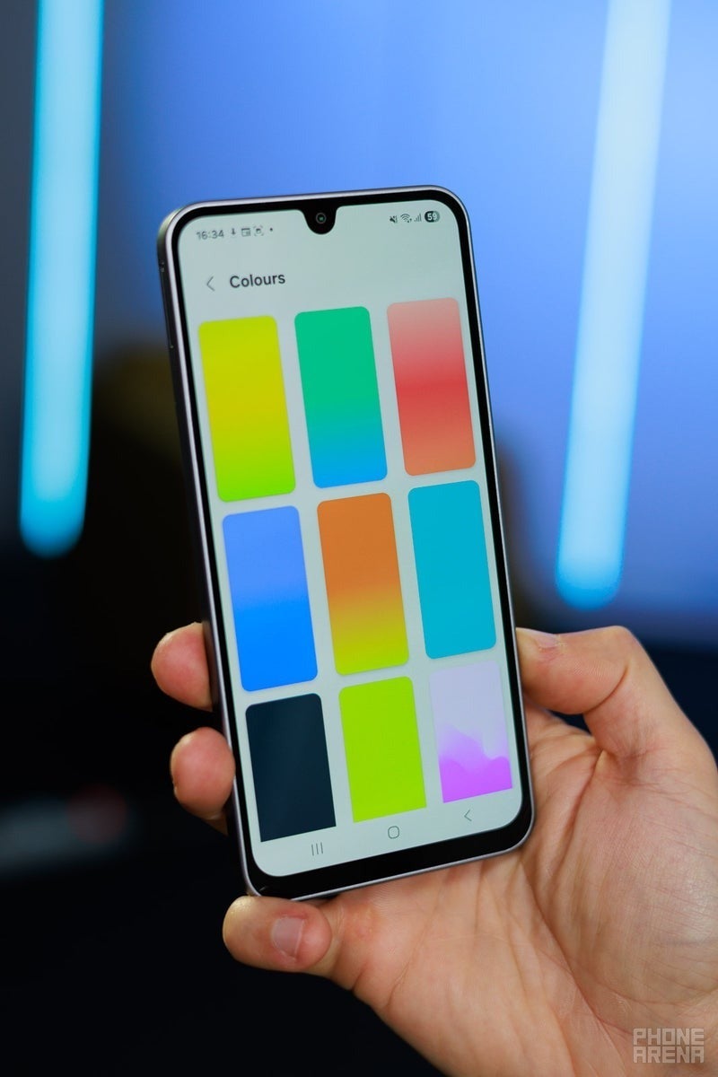 Samsung Galaxy A17 display color options menu showing multiple UI color themes