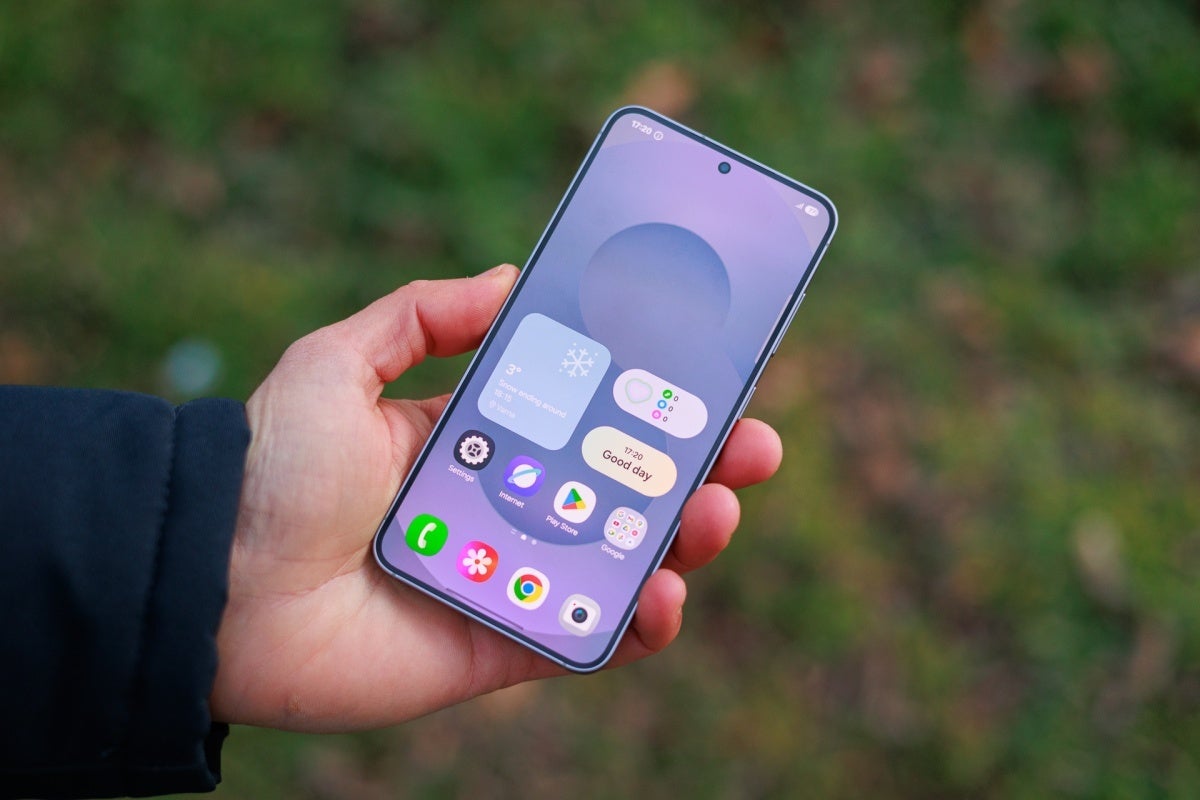 Samsung Galaxy S25 in hand