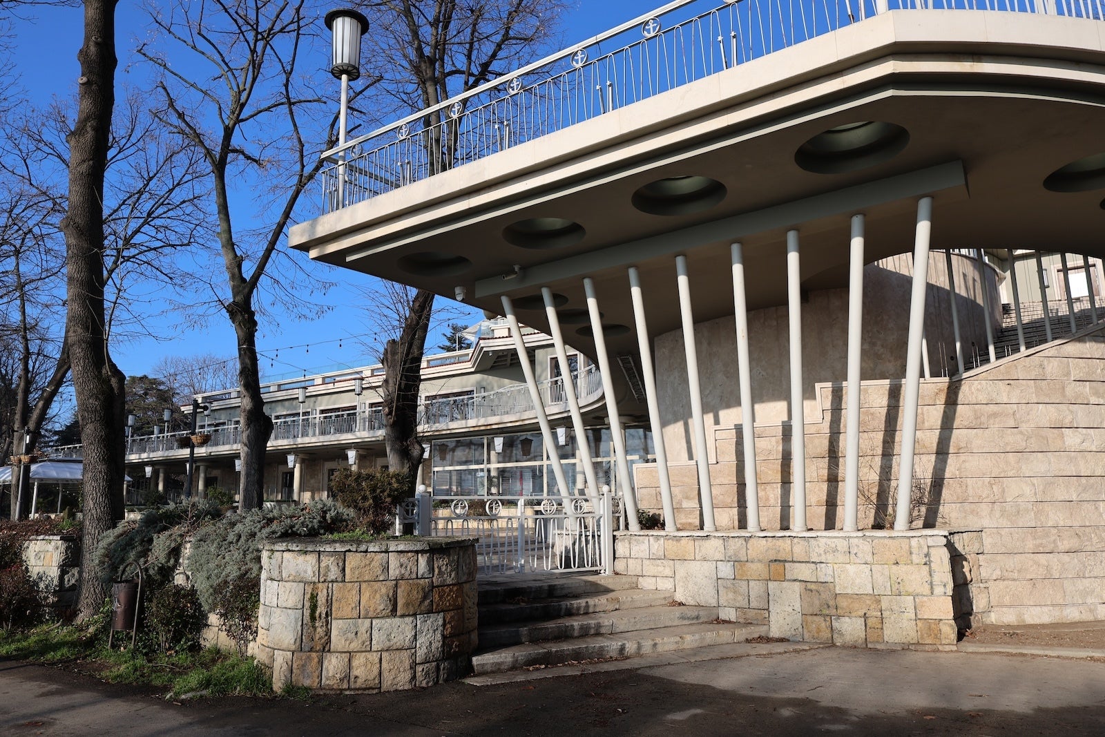 Canon R6 II - I tested the Pixel 10 Pro XL camera against a full-frame Canon