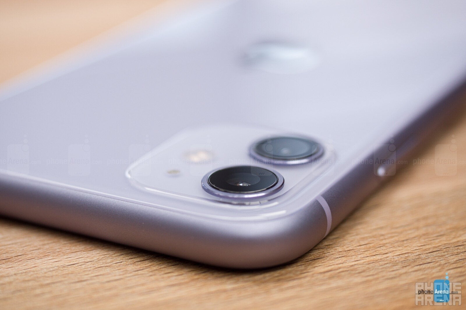 एक कोण से iPhone 11 के रियर कैमरा मॉड्यूल का क्लोज़-अप