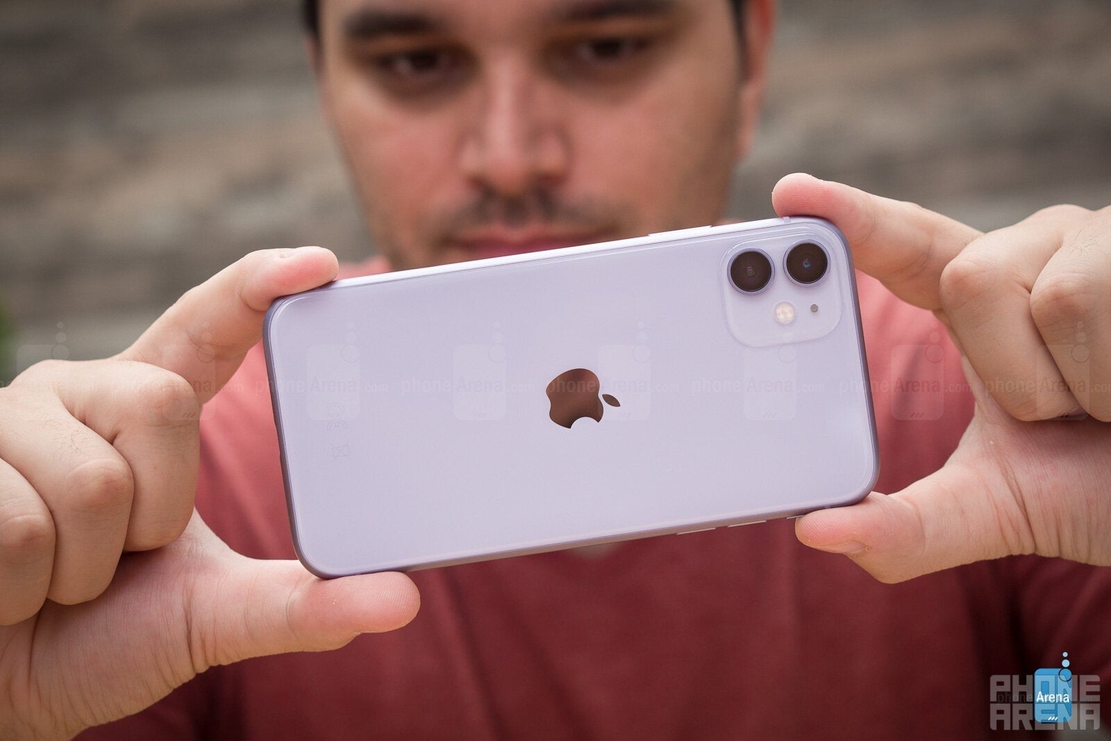 iPhone 11 को पीछे से बैंगनी रंग में दिखाया गया है