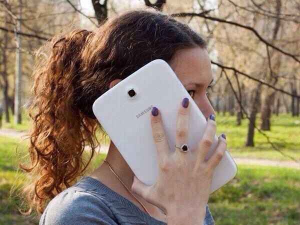 This doesn't look too comfortable... | Image by Pinterest - I would never buy a seven-inch iPhone. Here&rsquo;s why.