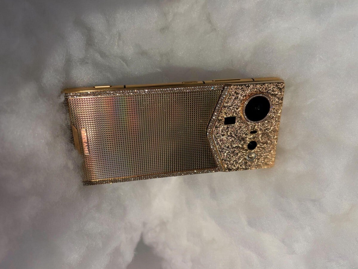 Here's the Dreame RS1 &ndash; do you like it? | Image by xyz.pl - This vacuum brand now makes pure gold phones that you and I can't afford