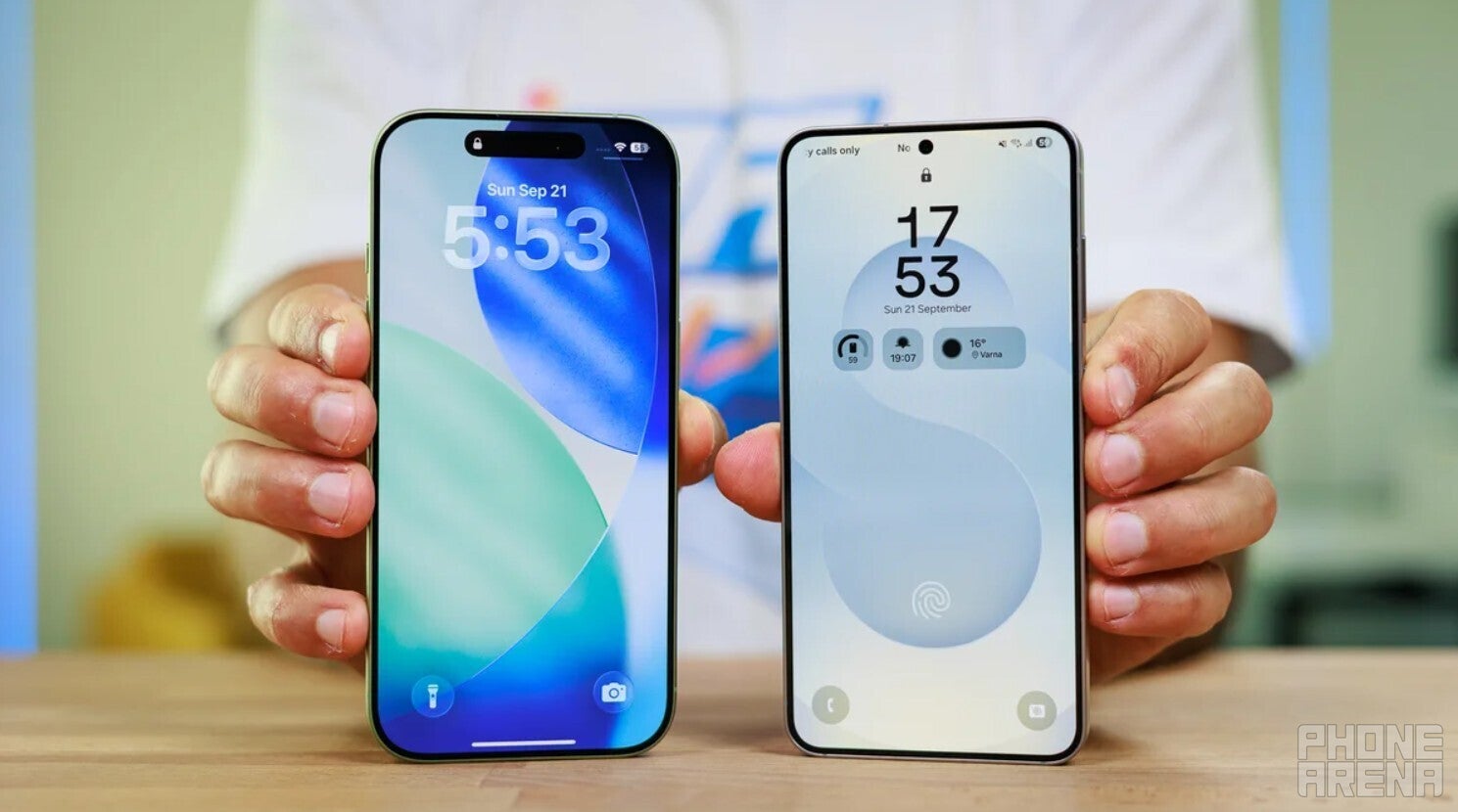 iPhone 17 और Galaxy S25 एक दूसरे के बगल में।