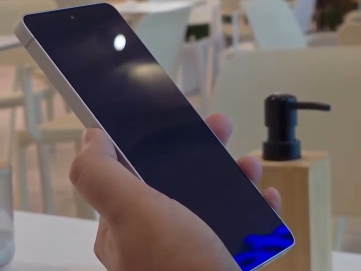 Samsung Galaxy S26 Ultra privacy display outdoors