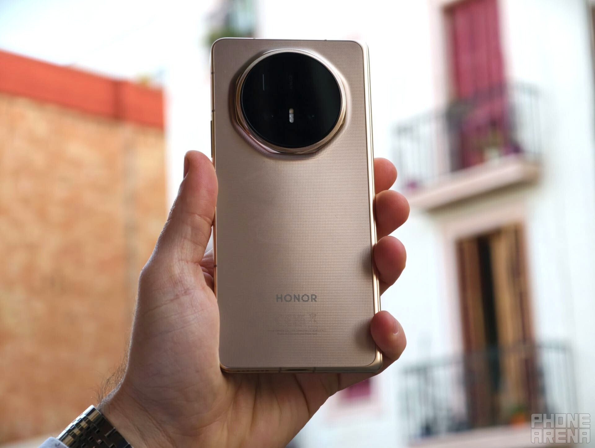 मुझे आश्चर्य है कि 6660mAh की बैटरी कैसे टिकेगी... | फोनएरिना द्वारा छवि - मैंने ऑनर मैजिक वी6 को आज़माया और इसने मुझे आश्चर्यचकित कर दिया (हाथों से)