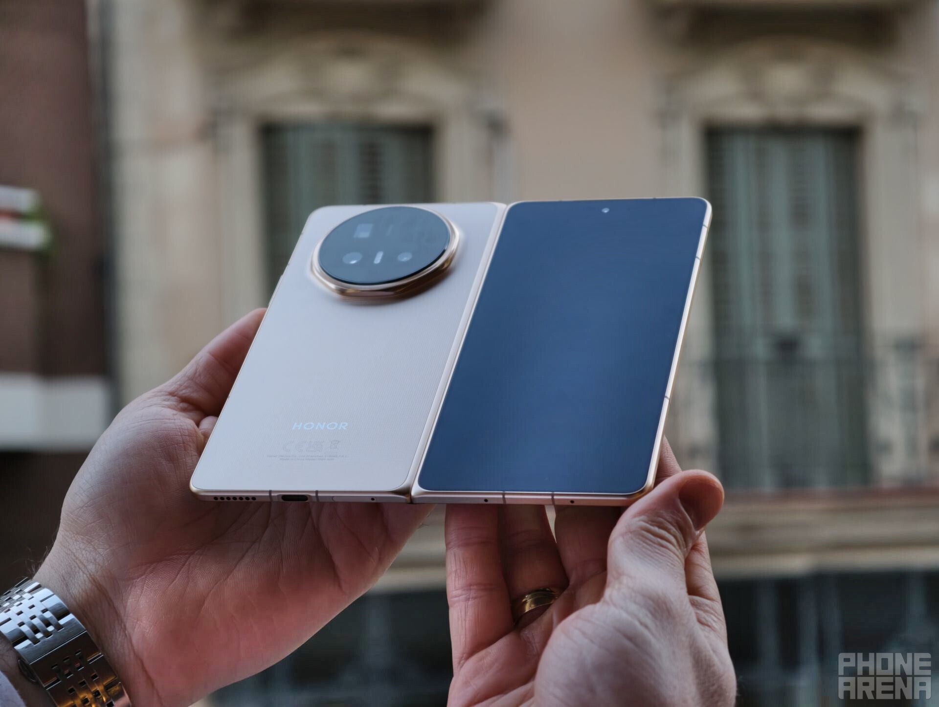 एक बेहद स्टाइलिश शैंपेन गोल्ड कलरवे। | फोनएरिना द्वारा छवि - मैंने ऑनर मैजिक वी6 को आज़माया और इसने मुझे आश्चर्यचकित कर दिया (हाथों से)