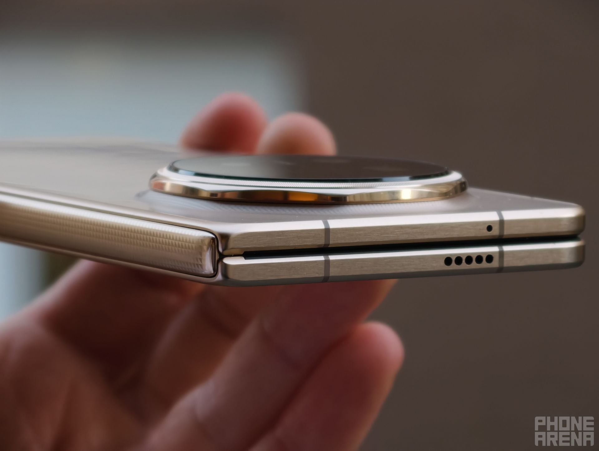 मैजिक V6 सबसे पतला नहीं है, लेकिन बेहद टिकाऊ होना चाहिए। | फोनएरिना द्वारा छवि - मैंने ऑनर मैजिक वी6 को आज़माया और इसने मुझे आश्चर्यचकित कर दिया (हाथों से)