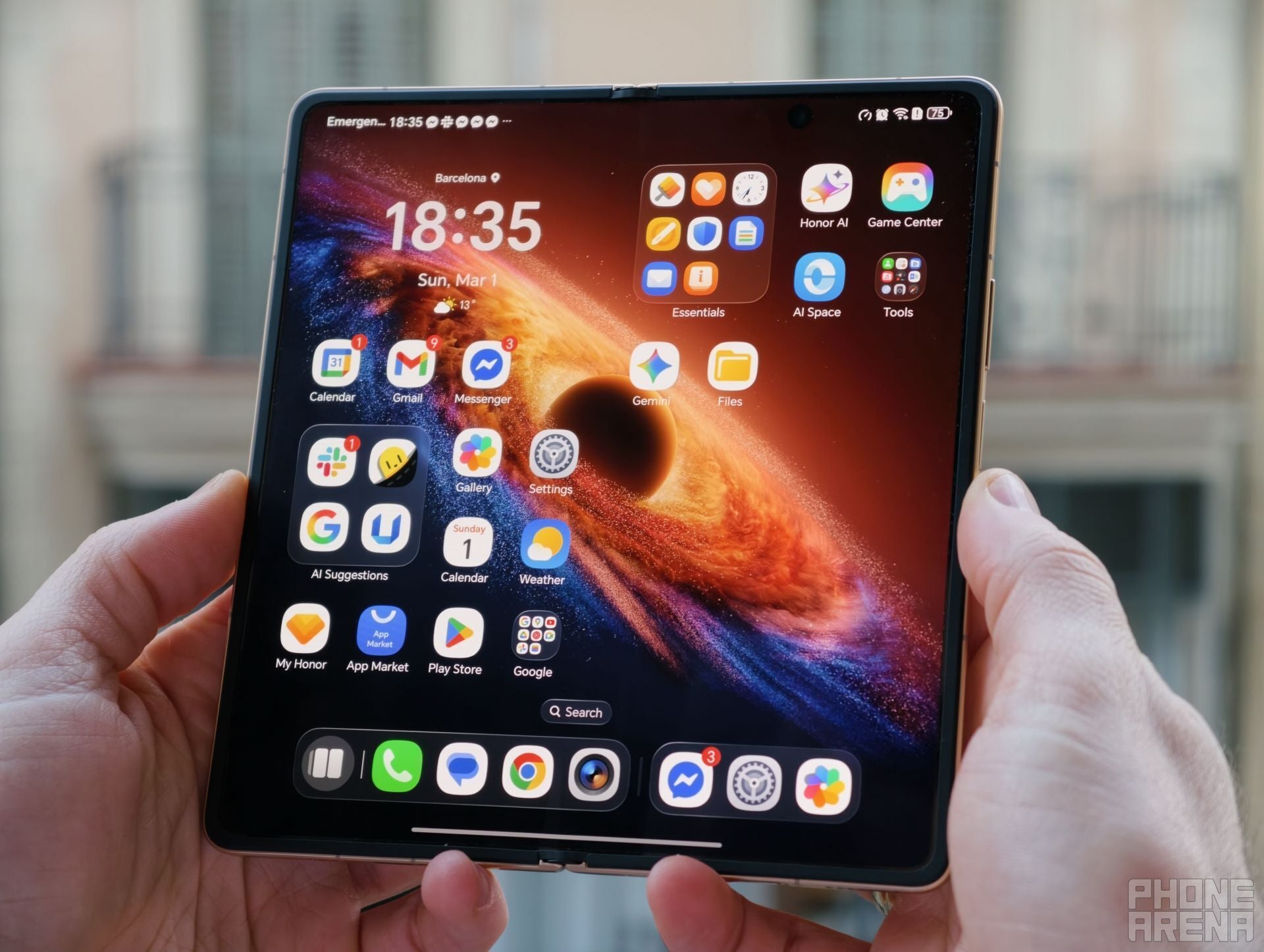 मैजिक V6 एक बड़े, 8-इंच कैनवास के साथ आता है जो मल्टीटास्किंग के लिए बहुत अच्छा है। | फोनएरिना द्वारा छवि - मैंने ऑनर मैजिक वी6 को आज़माया और इसने मुझे आश्चर्यचकित कर दिया (हाथों से)