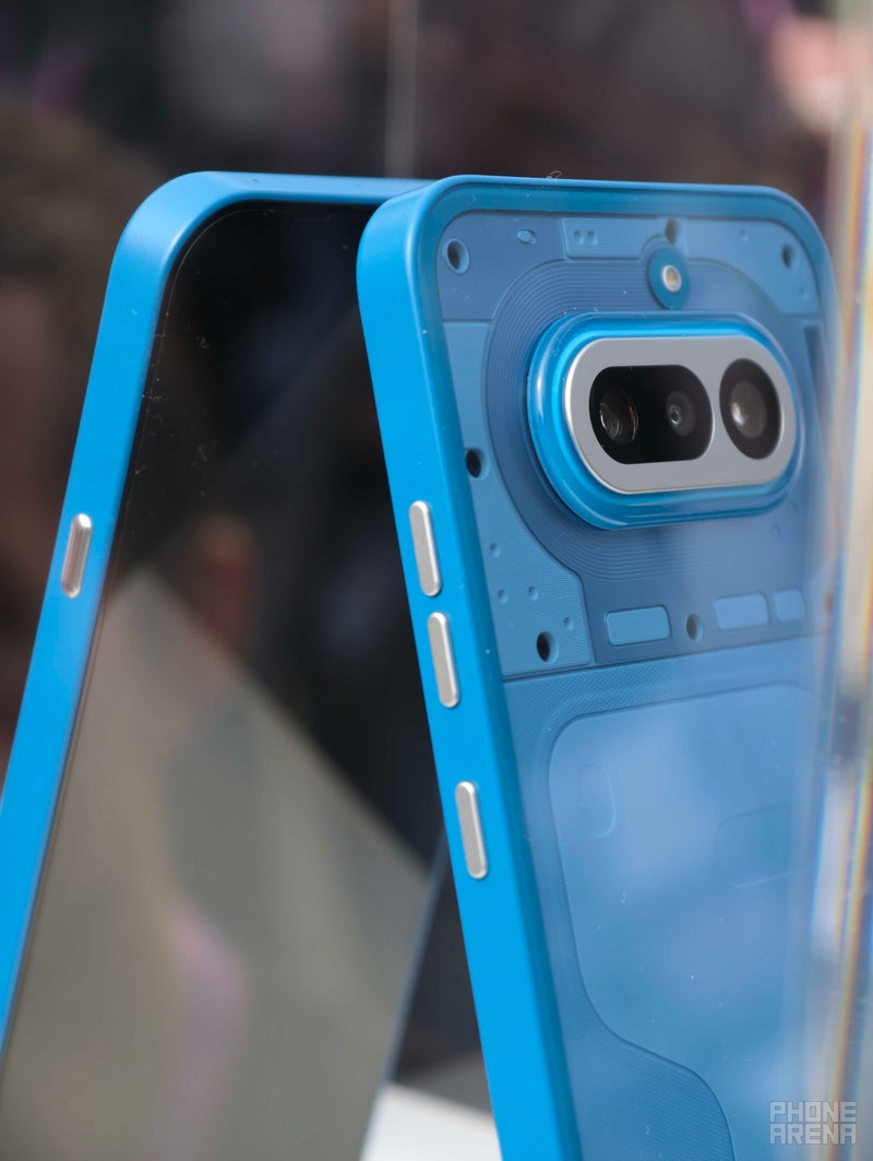 नथिंग फ़ोन (4ए) भी काला और नीला हो जाता है (गैलरी)