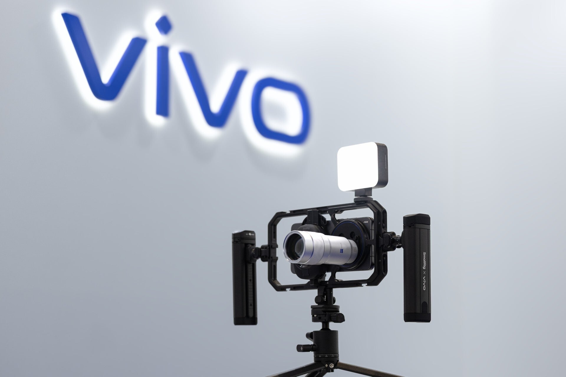 This setup is crazy! | Image by Vivo - Vivo X300 Ultra emerges at MWC with 400mm of optical zoom goodness