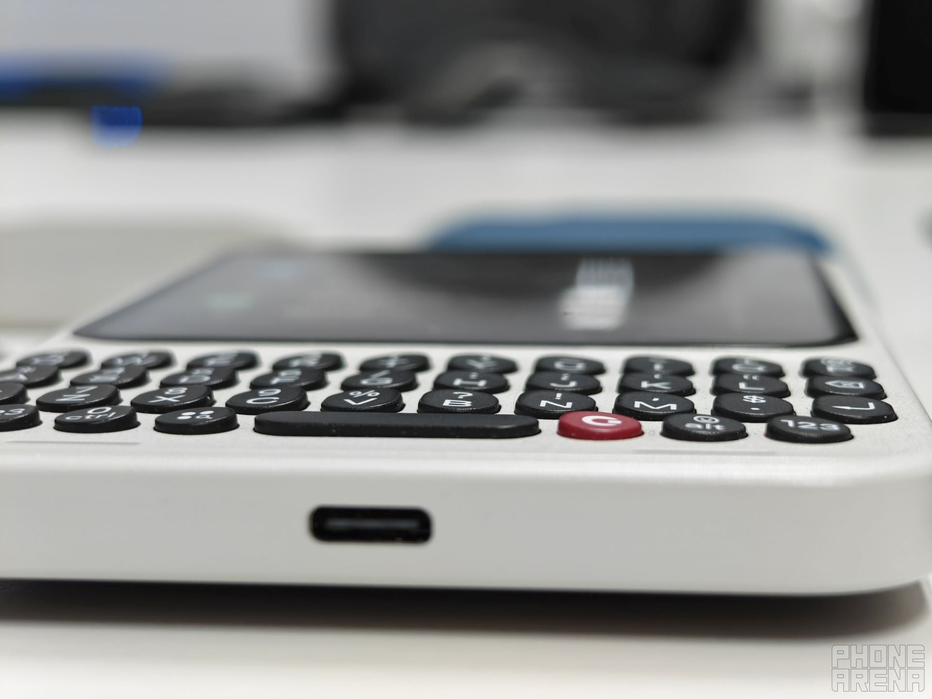 ध्यान से देखें और आपको चाबियों का तिरछा आकार दिखाई देगा। | फोनएरिना द्वारा छवि - मुझे क्लिक्स कम्युनिकेटर नहीं मिला, अब मैं आस्तिक हूं