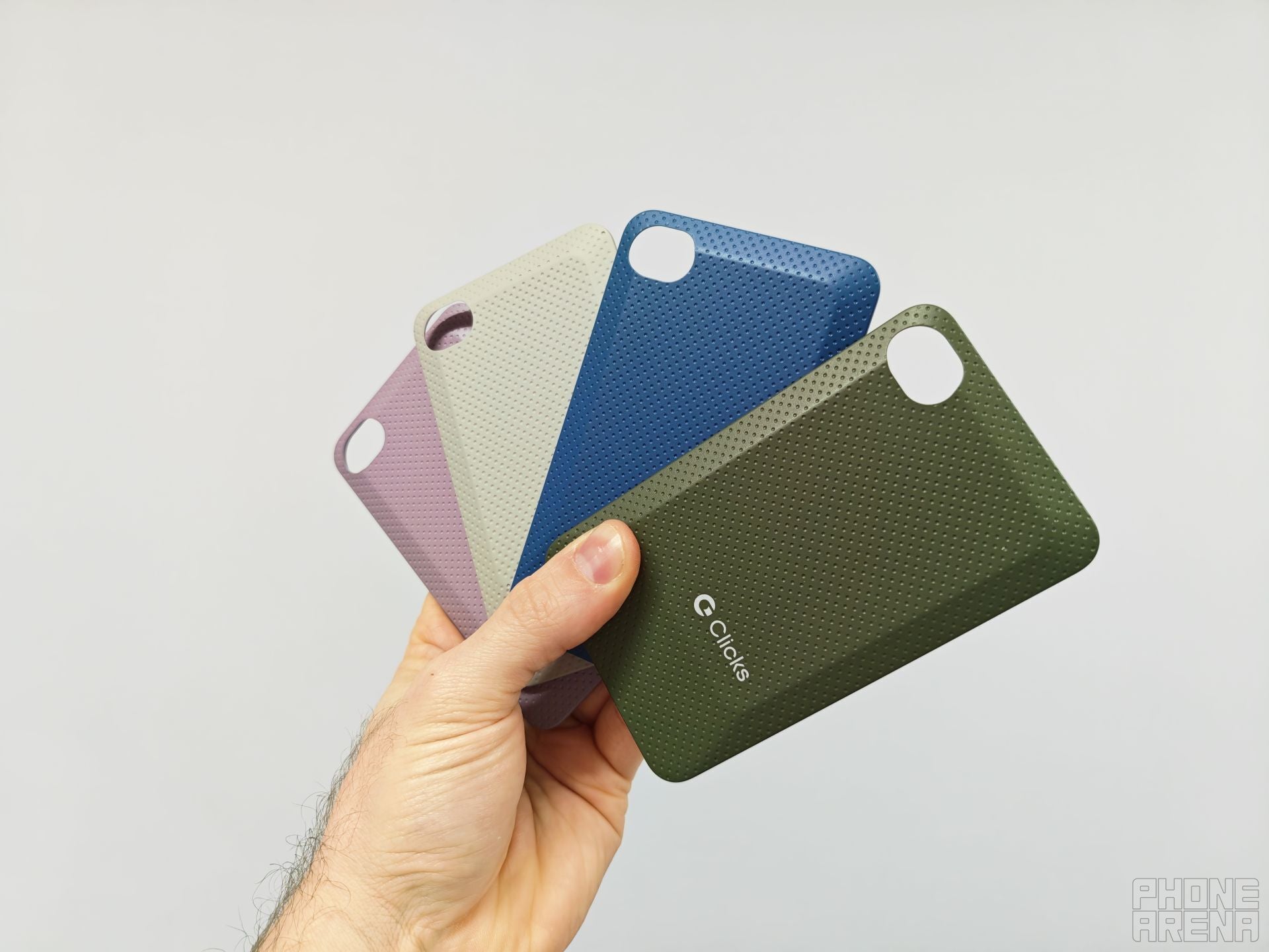 विभिन्न रंगों और बनावटों में विनिमेय बैक कवर कम्युनिकेटर को ताज़ा बनाए रखेंगे। | फोनएरिना द्वारा छवि - मुझे क्लिक्स कम्युनिकेटर नहीं मिला, अब मैं आस्तिक हूं