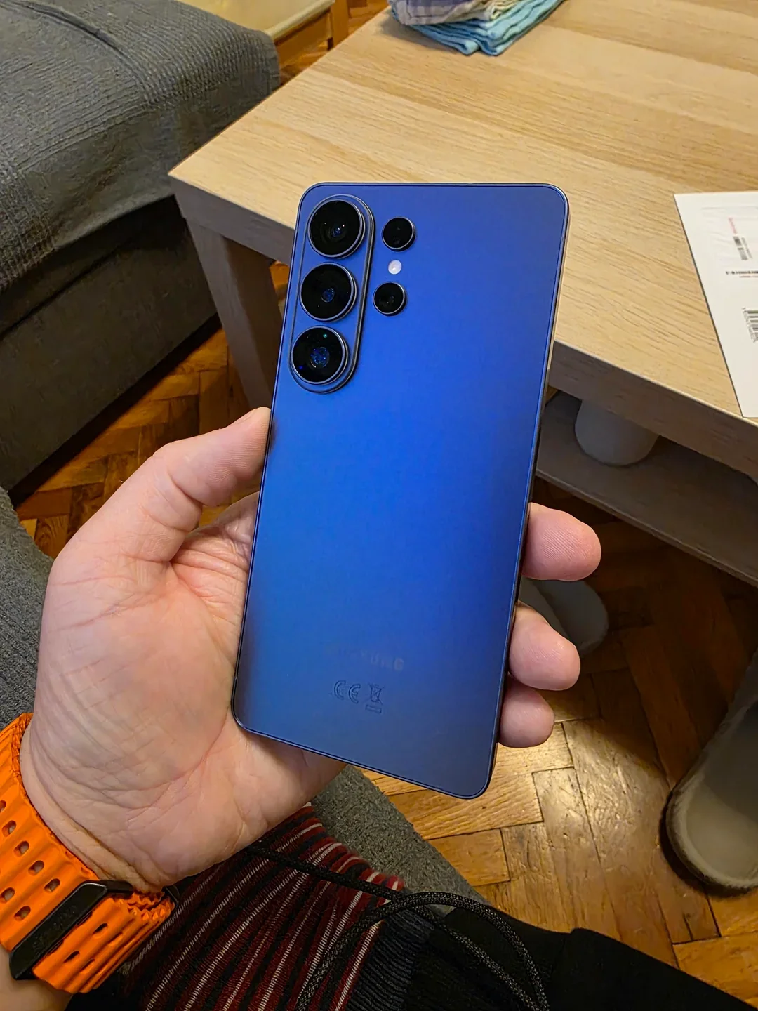 हाथ में पकड़ा हुआ फ़ोन.