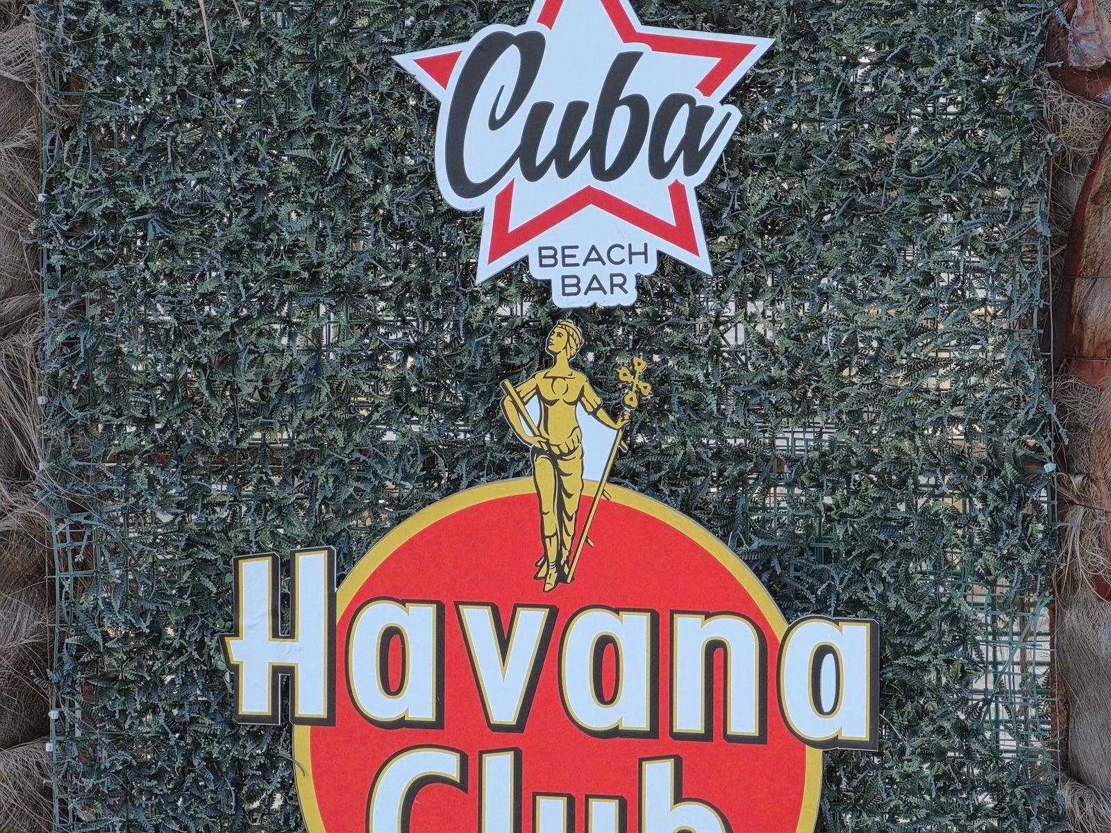 Galaxy 10X - Samsung Galaxy S26 Ultra vs iPhone 17 Pro Max: Sample Photos Comparison