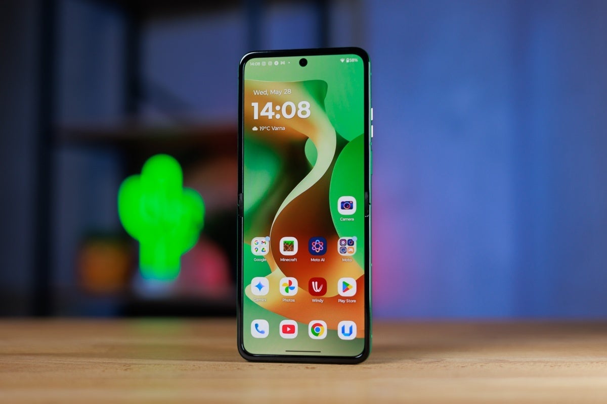 Motorola Razr (2025) primary screen