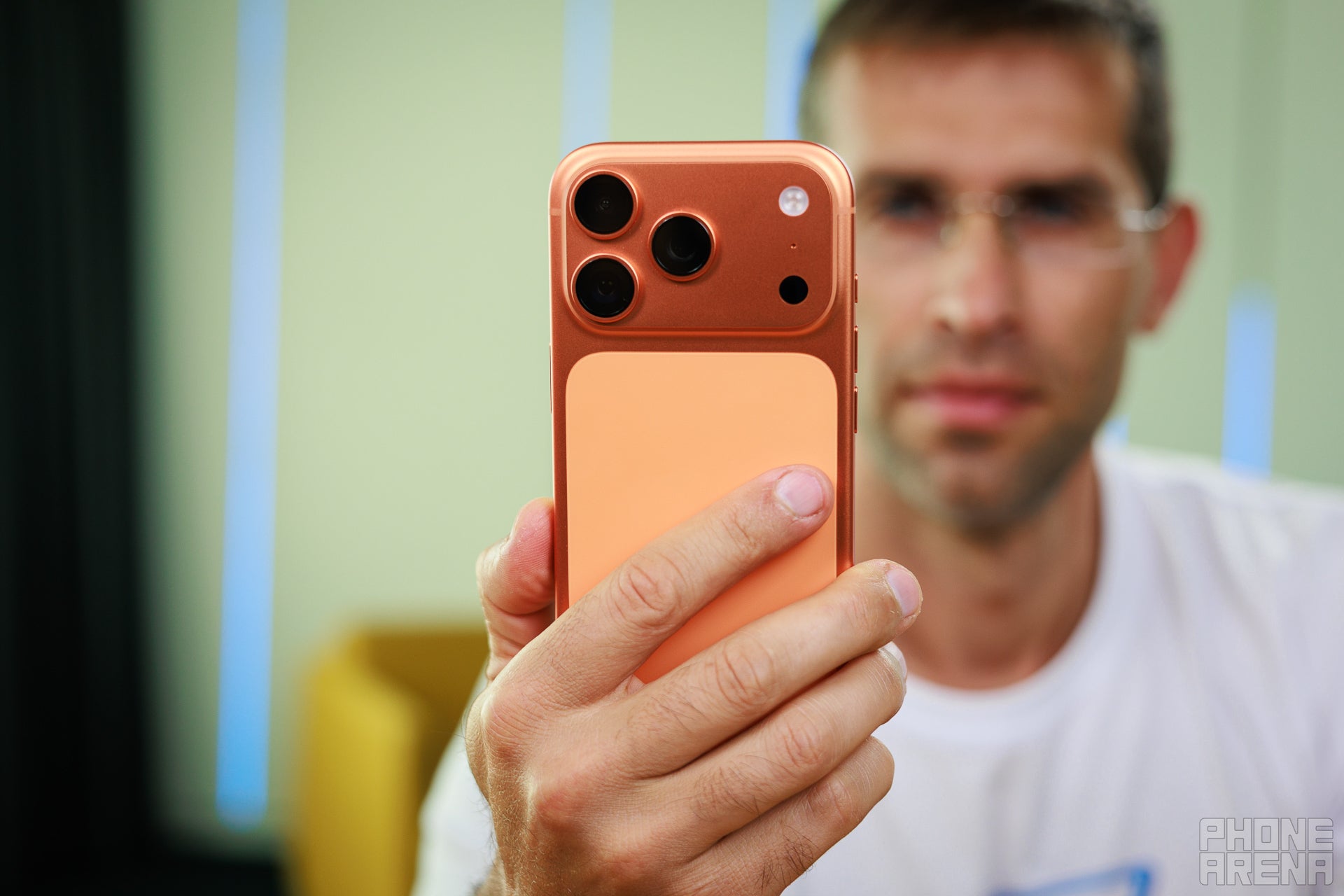 iPhone 17 Pro का रीडिज़ाइन हिट रहा। | PhoneArena द्वारा छवि - iPhone 18 Pro लीक सभी अच्छी खबरें हैं जो इसकी जबरदस्त सफलता की गारंटी दे सकती हैं