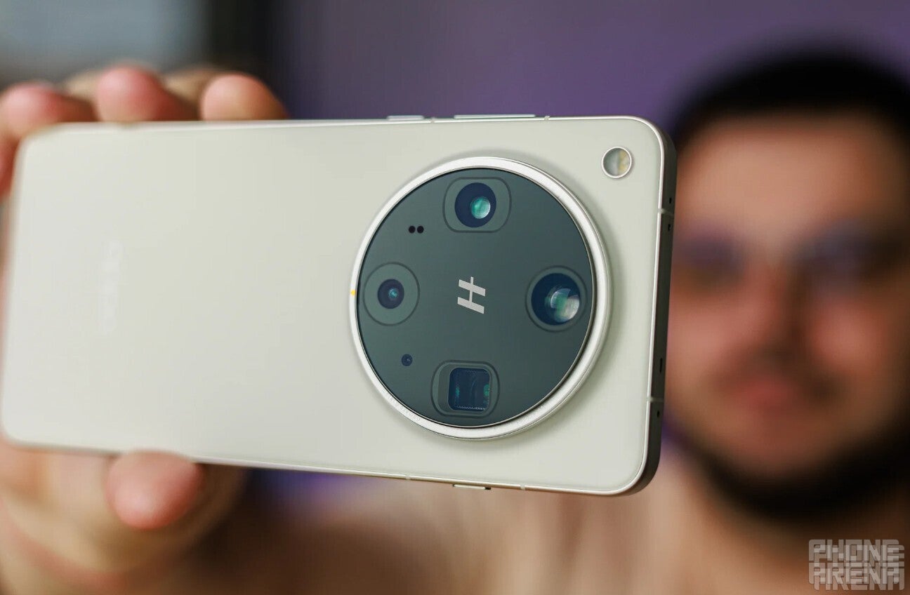 Camera setup of the Oppo Find X8 Ultra.