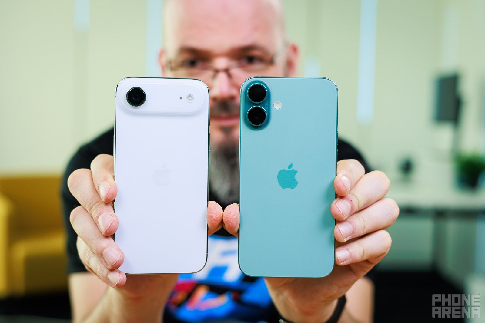 iPhone 16 Plus को iPhone Air से रिप्लेस किया गया। | PhoneArena द्वारा छवि - iPhone 18 लाइनअप में एक मॉडल की चौंकाने वाली वापसी शामिल हो सकती है जो मृत दिखाई दे रही थी