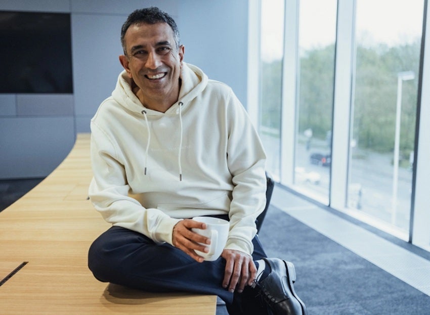 टी-मोबाइल के सीईओ श्रीनि गोपालन की तस्वीर।