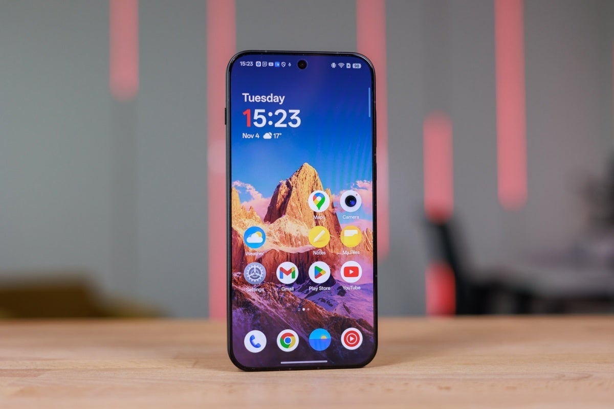 OnePlus 15 screen close-up