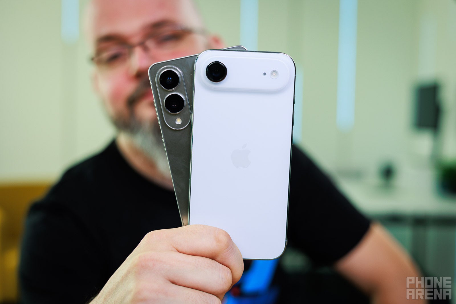 गैलेक्सी S25 Edge और iPhone Air दोनों की बिक्री बहुत अच्छी नहीं रही। | फोनएरिना द्वारा छवि - यही कारण है कि गैलेक्सी जेड फोल्ड 8 वाइड सैमसंग का अब तक का सबसे खराब स्मार्टफोन विचार है