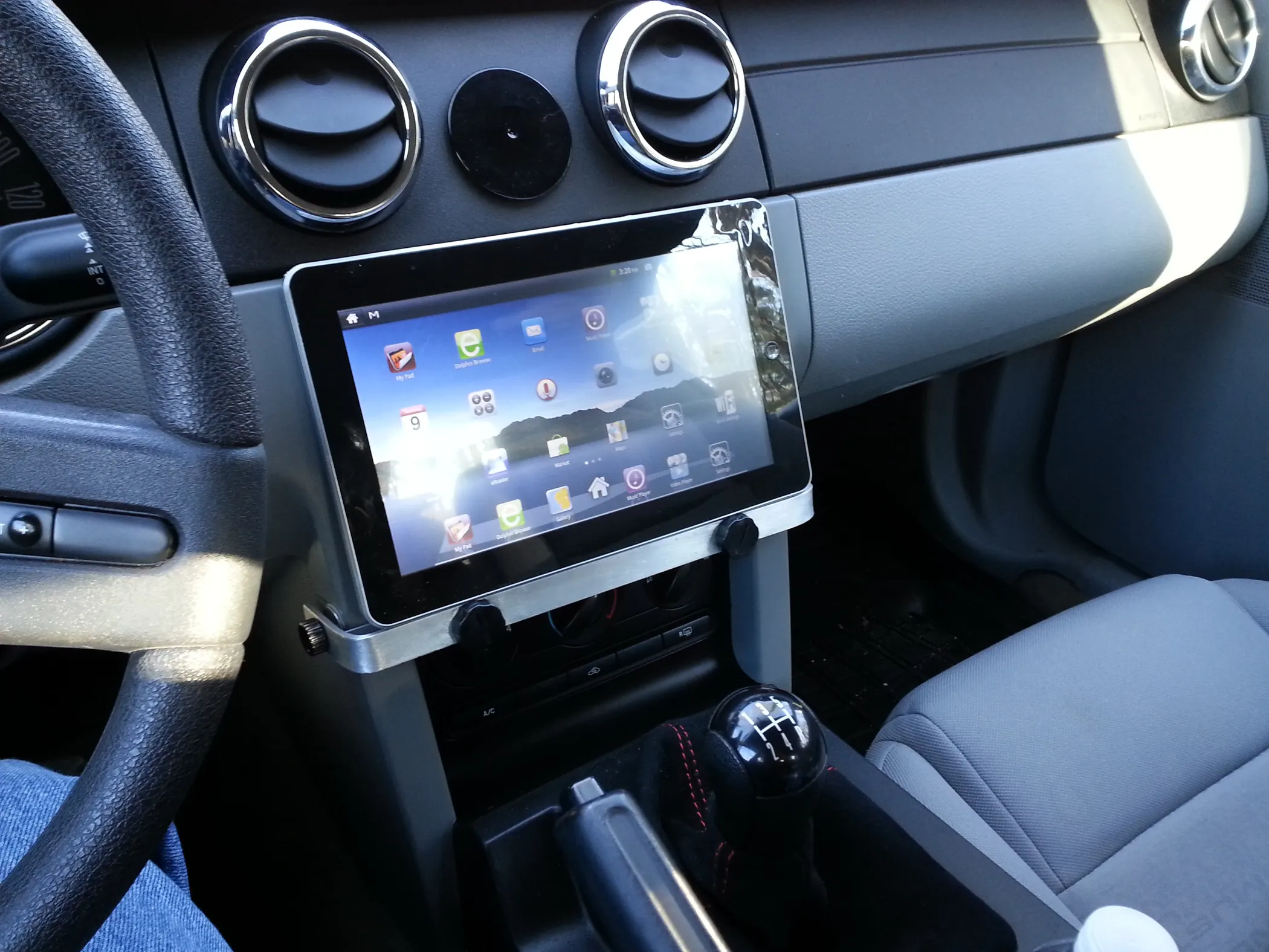 Car multimedia system done the cheap way | Image by Instructables - Why I&rsquo;m still using a decade-old tablet (and no, it&rsquo;s not for watching movies)