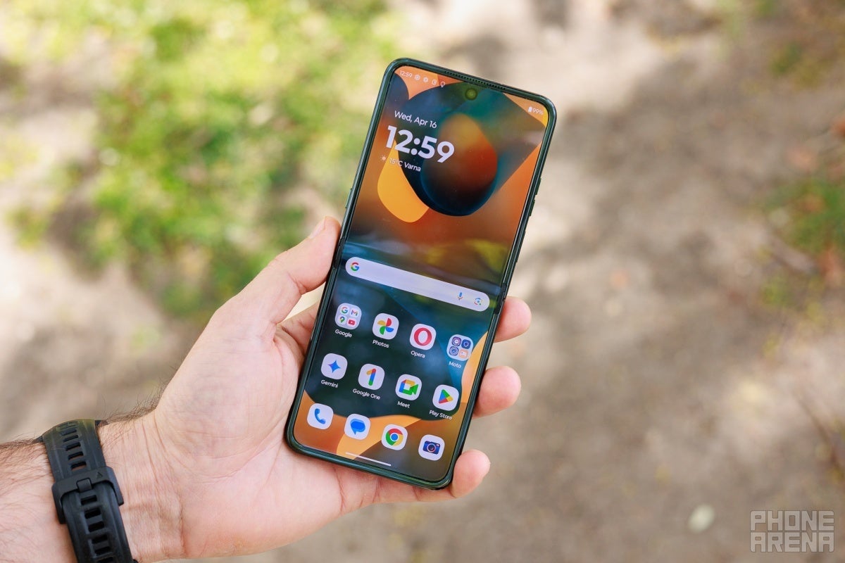 Motorola Razr Ultra (2025) primary screen