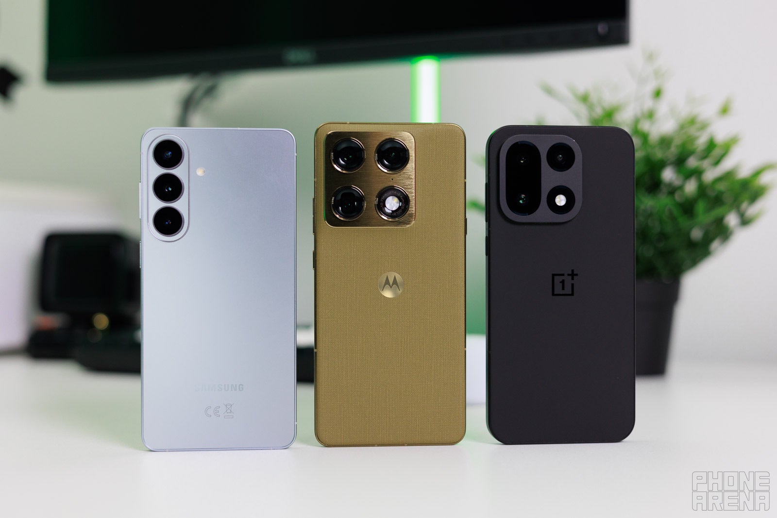 Here's how the phone compares to some of its main rivals. | Image by PhoneArena - Motorola Signature design highlight: Striking the perfect balance between form and function