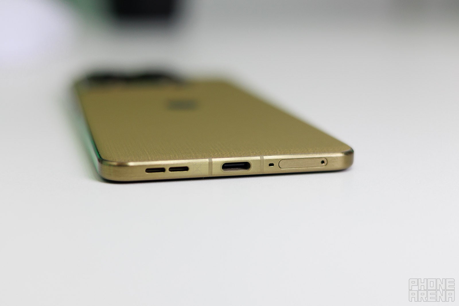 There's no headphone jack, but the good audio makes up for that. | Image by PhoneArena - Motorola Signature design highlight: Striking the perfect balance between form and function