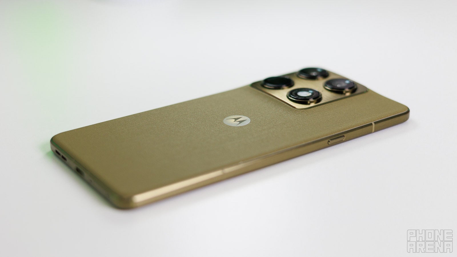 It's good that we have extra keys, but this one can't be remapped. | Image by PhoneArena - Motorola Signature design highlight: Striking the perfect balance between form and function