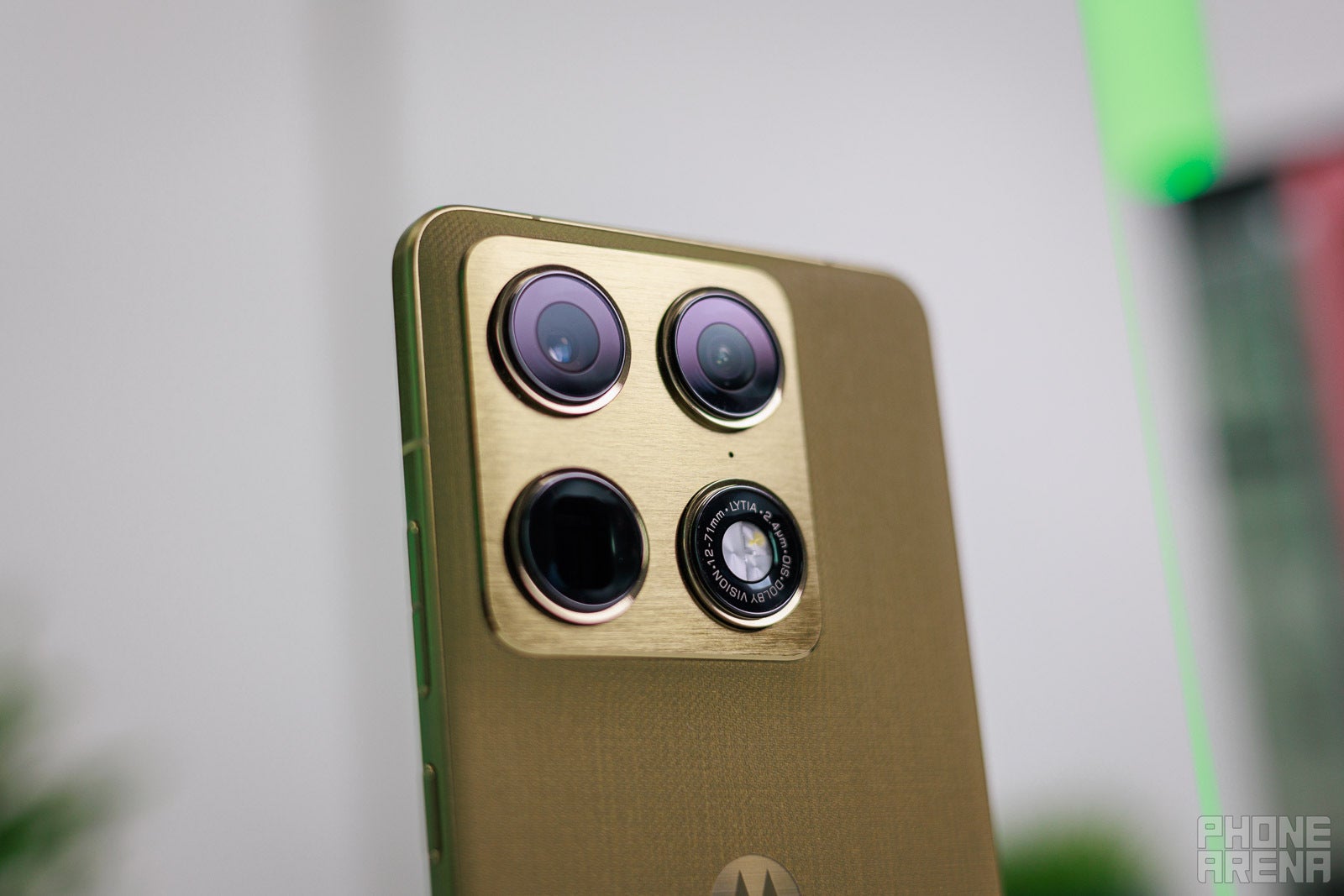 An unobtrusive camera island that still packs a punch. | Image by PhoneArena - Motorola Signature design highlight: Striking the perfect balance between form and function