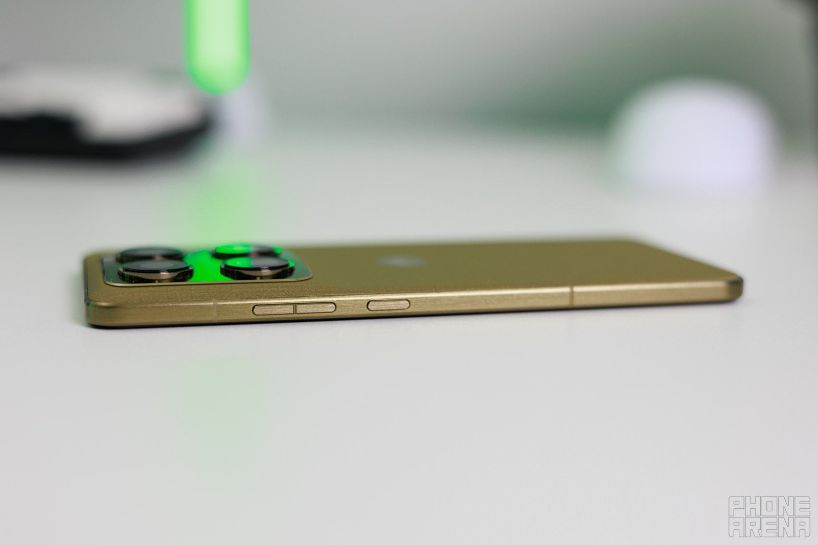 Nothing of that Pixel switch-a-roo going on here. | Image by PhoneArena - Motorola Signature design highlight: Striking the perfect balance between form and function