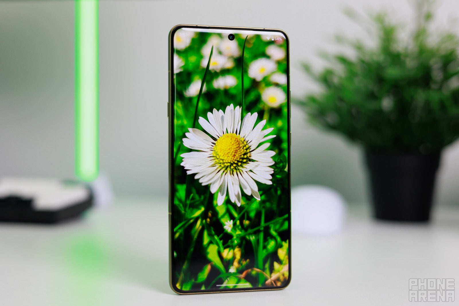 Content just pops, as with most AMOLEDs. | Image by PhoneArena - Motorola Signature design highlight: Striking the perfect balance between form and function