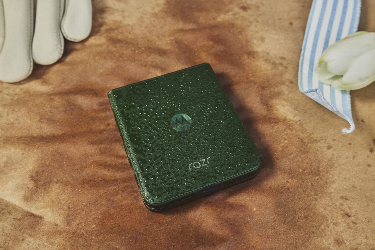 Official Motorola Razr Plus (2026) image in Pantone Mountain View color