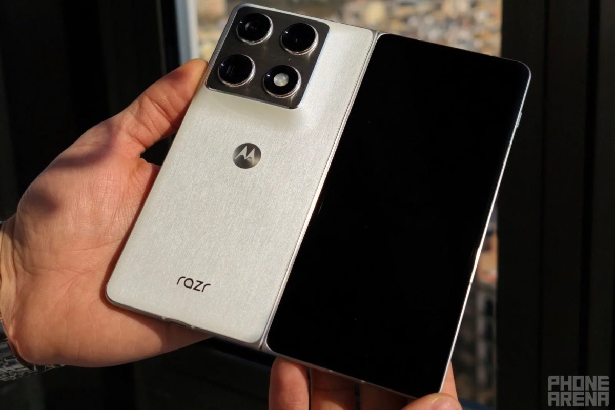 Hands-on Motorola Razr Fold image in Pantone Lily White color