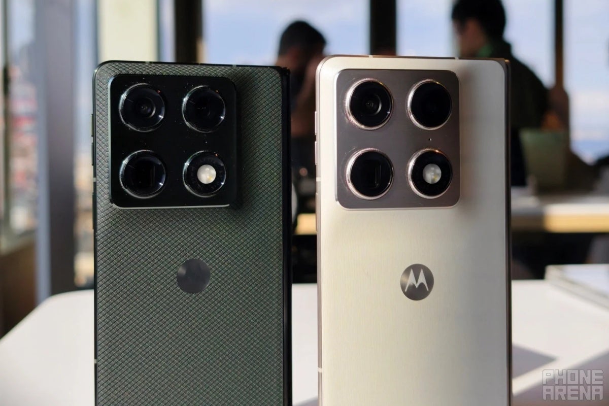 Motorola Razr Fold in two color options