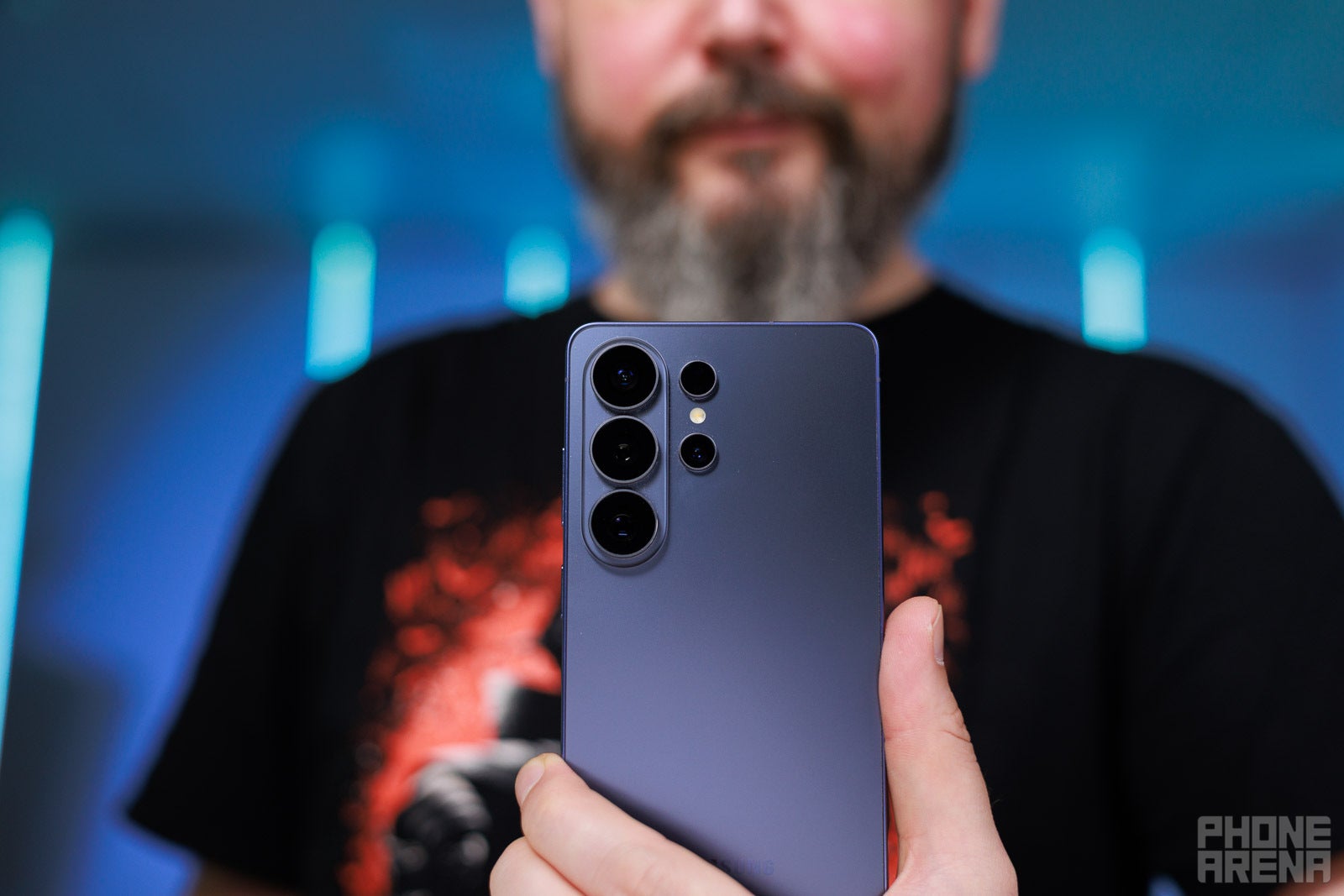 Keep it close to the chest | Image by PhoneArena - Samsung Privacy Display: not a disappointment, here&rsquo;s how to use it