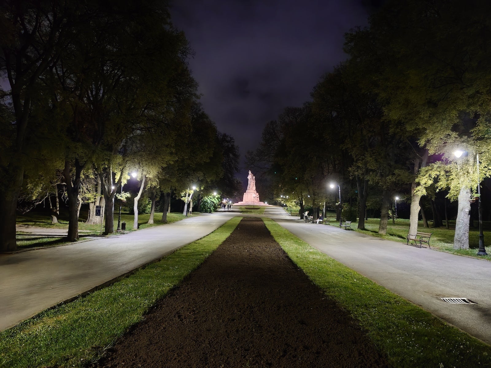 Sony Xperia 1 VIII - Sony Xperia 1 VIII vs iPhone 17 Pro: Sample Photos Comparison