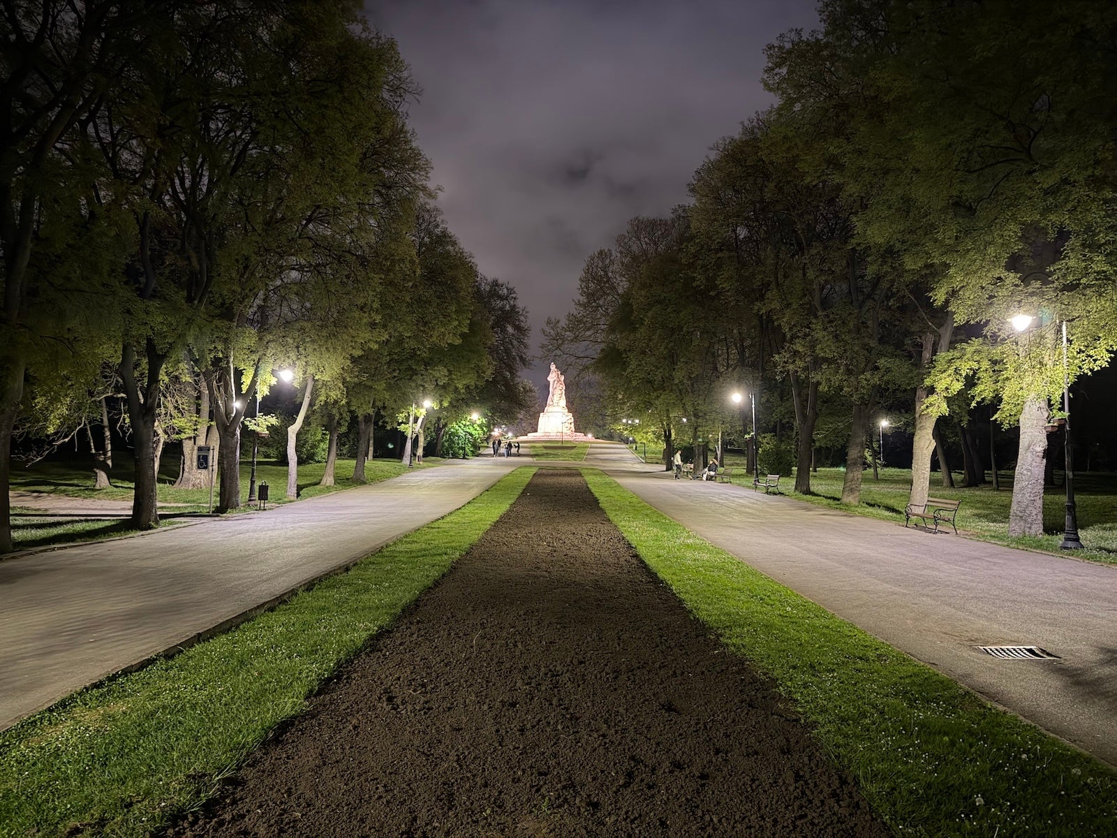 iPhone 17 Pro - Sony Xperia 1 VIII vs iPhone 17 Pro: Sample Photos Comparison