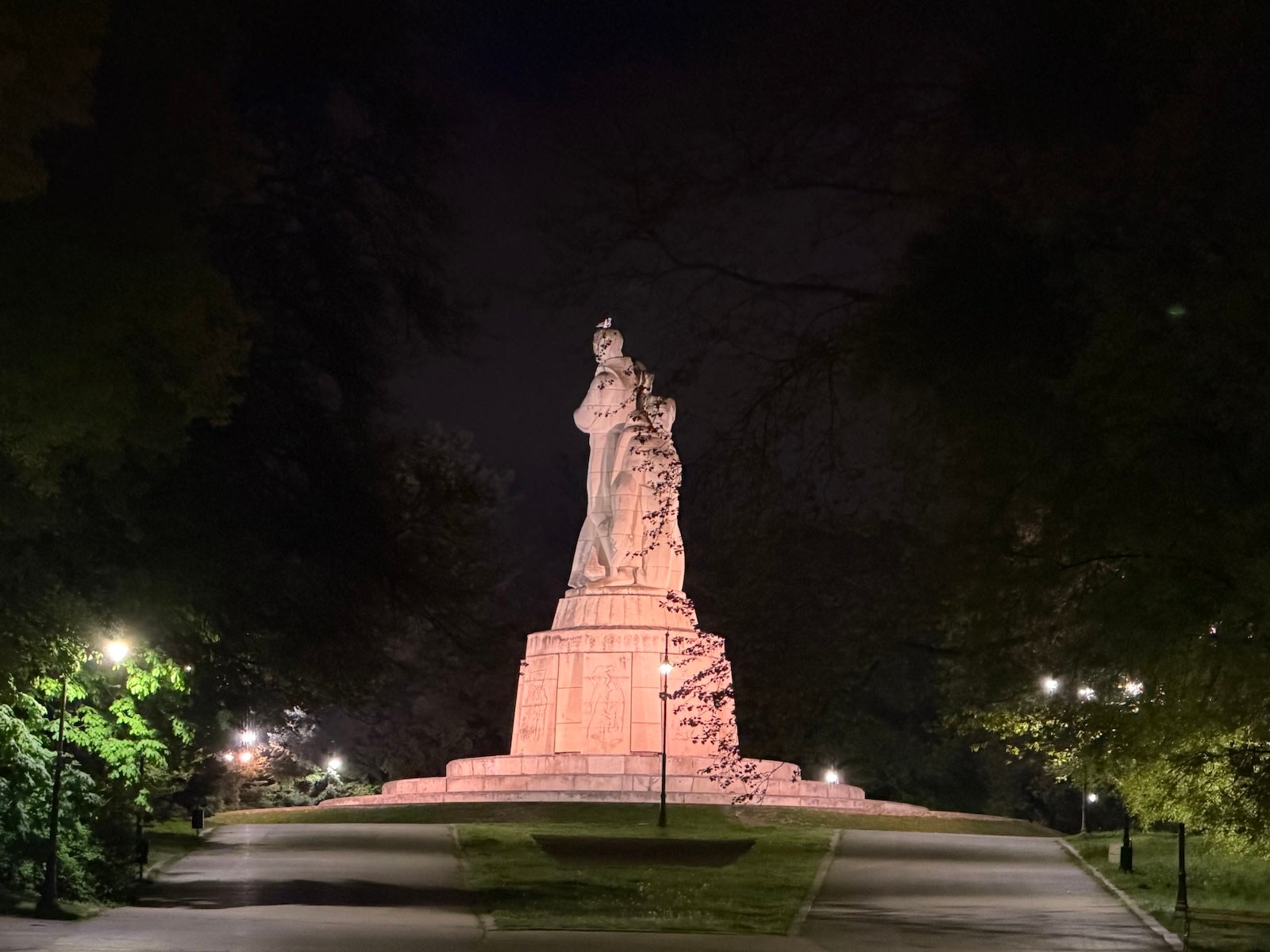iPhone 17 Pro - Sony Xperia 1 VIII vs iPhone 17 Pro: Sample Photos Comparison