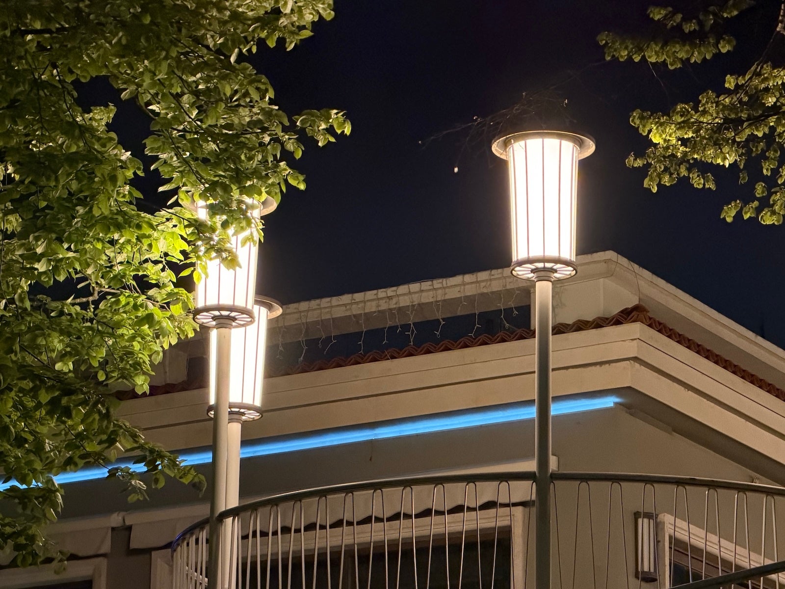 iPhone 17 Pro - Sony Xperia 1 VIII vs iPhone 17 Pro: Sample Photos Comparison