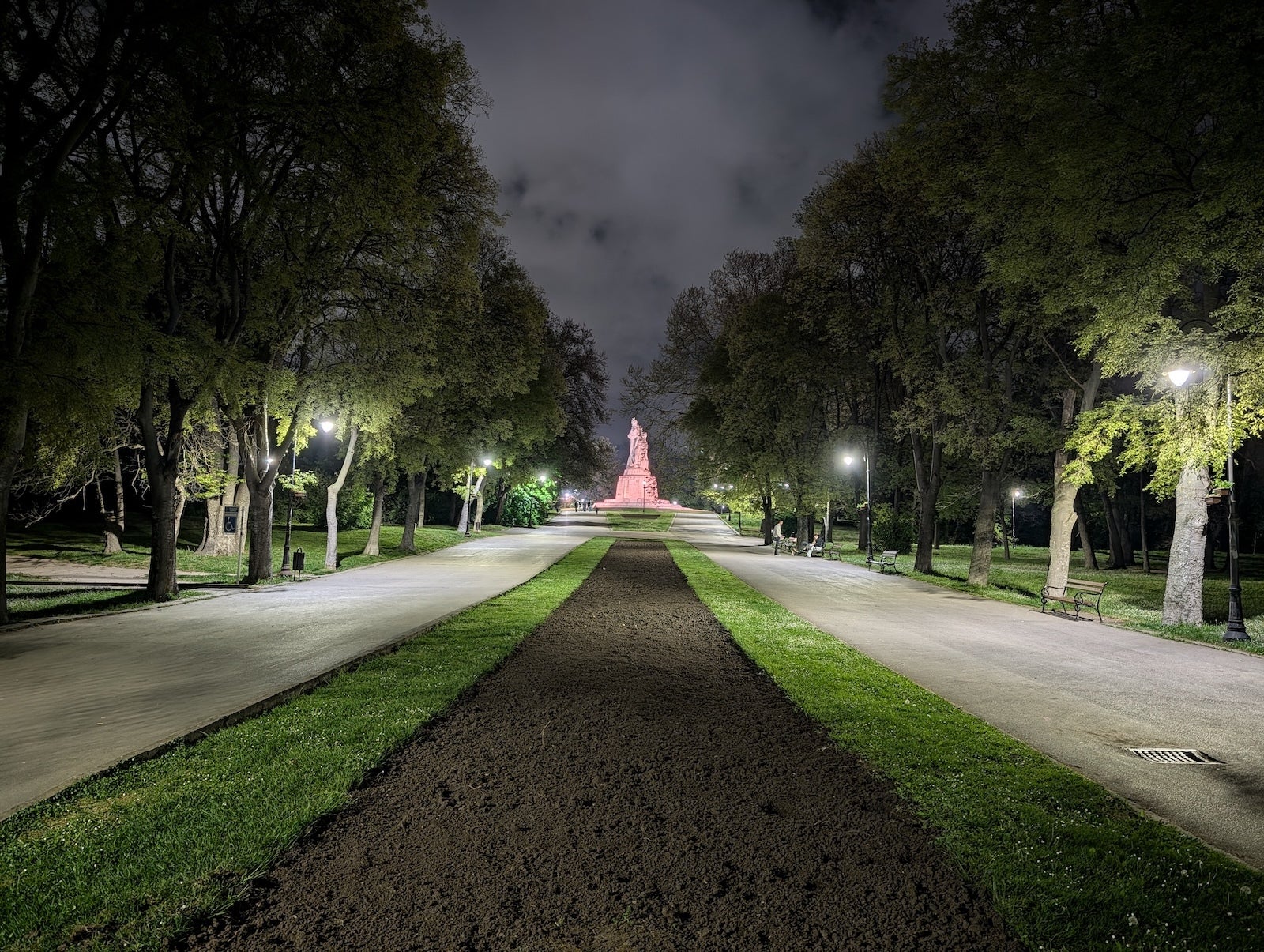 Pixel 10 Pro XL - Sony Xperia 1 VIII vs Pixel 10 Pro XL: Sample Photos Comparison