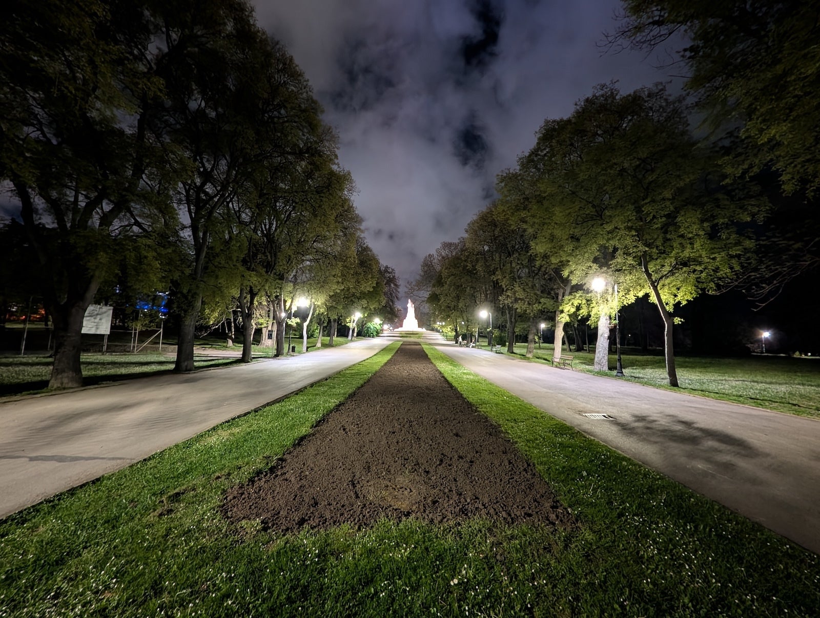 Pixel 10 Pro XL - Sony Xperia 1 VIII vs Pixel 10 Pro XL: Sample Photos Comparison