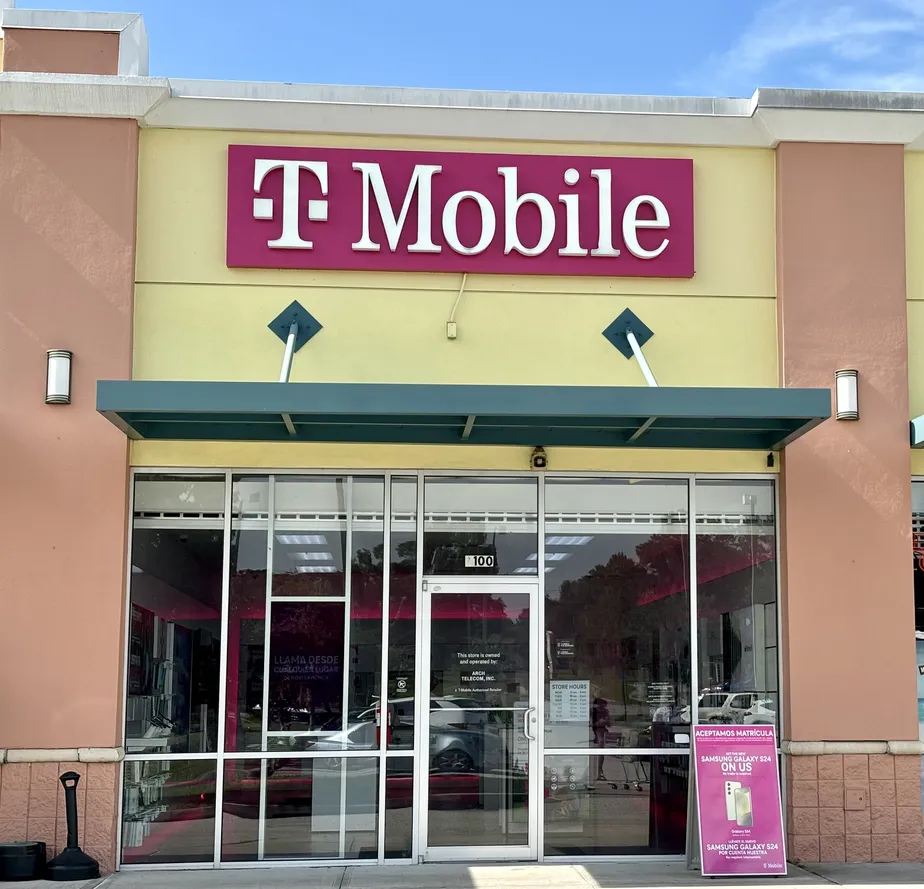 T-Mobile third-party store. | Image by T-Mobile - Woman allegedly fired by Arch Telecom for $30K fraud gets hired as a manager by T-Mobile