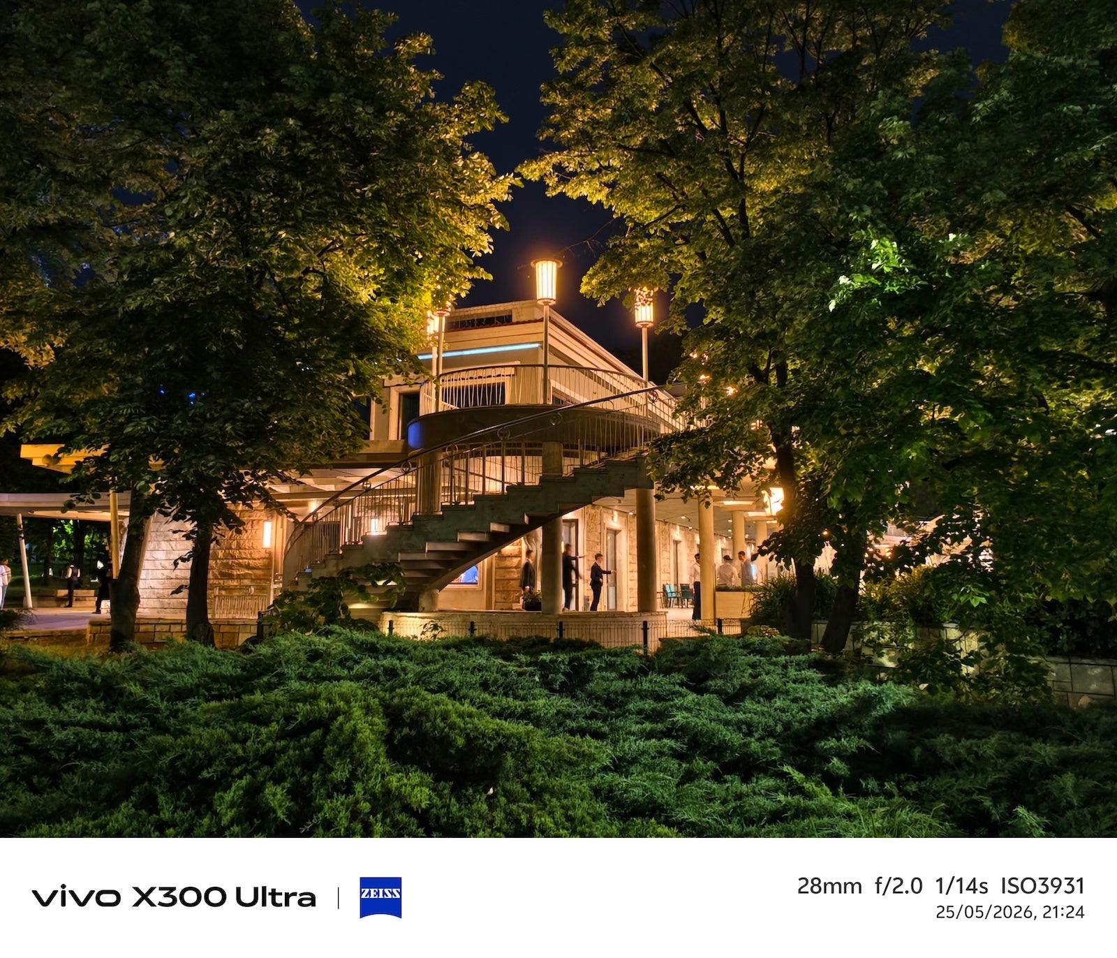 Vivo X300 Ultra - Vivo X300 Ultra vs iPhone 17 Pro: Sample Photos Comparison