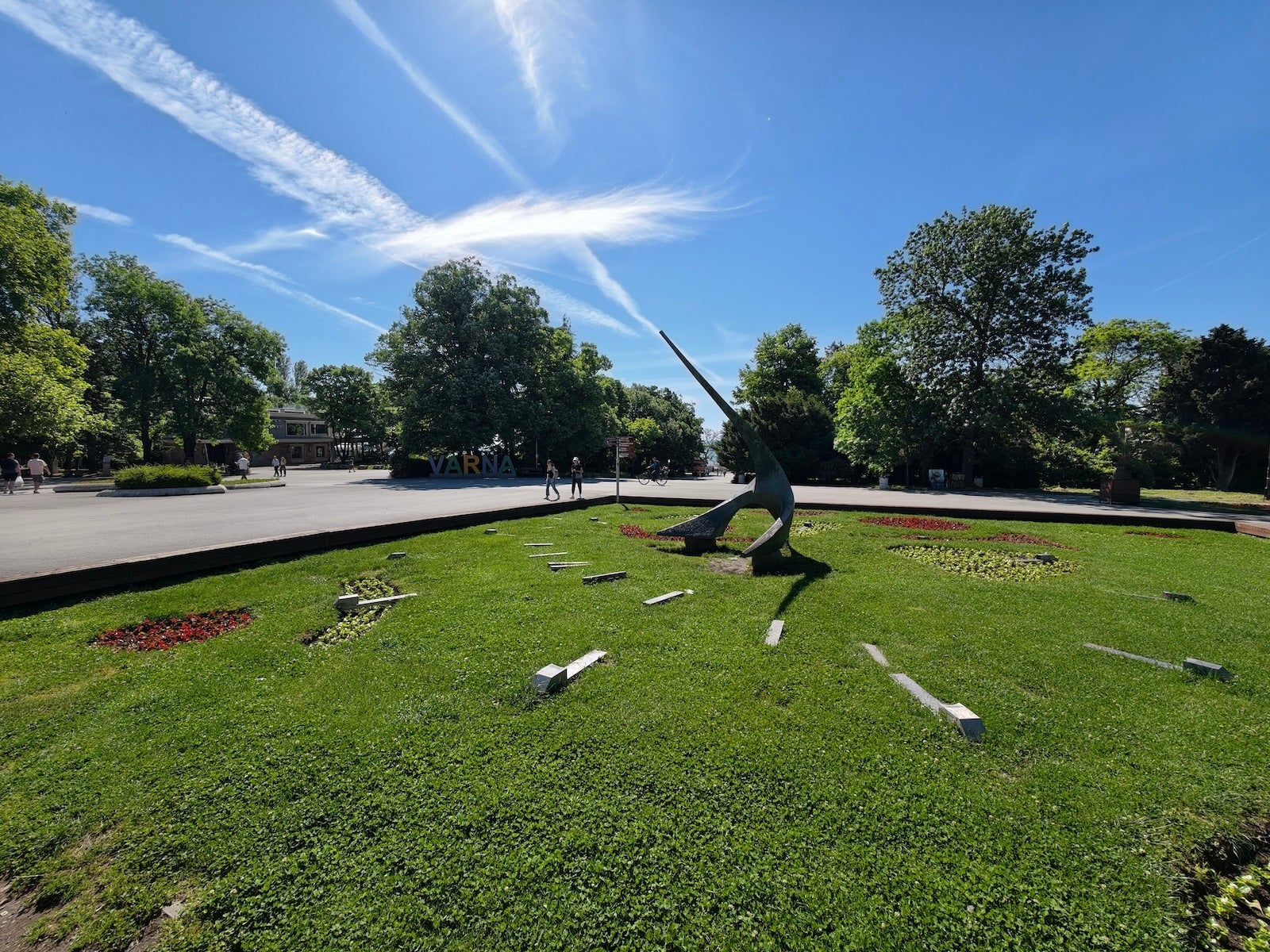 Vivo X300 Ultra - Vivo X300 Ultra vs iPhone 17 Pro: Sample Photos Comparison