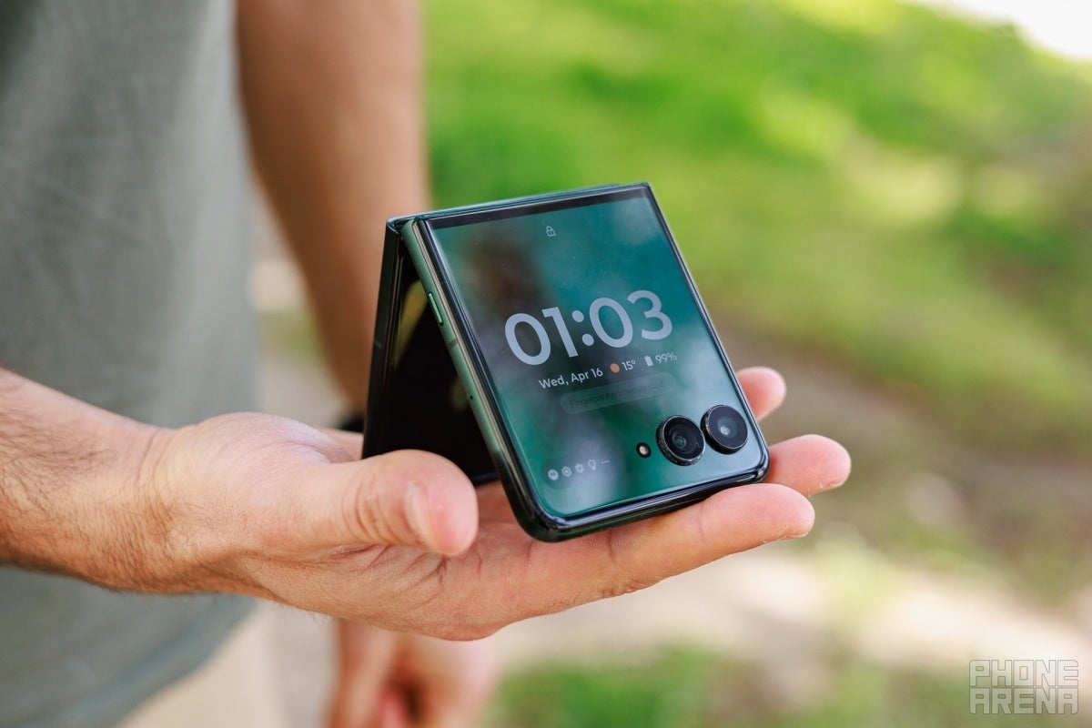 Motorola Razr Ultra (2025) cover screen